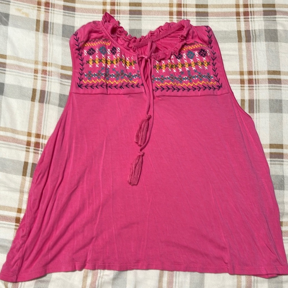 Pink tank top, with embroidery